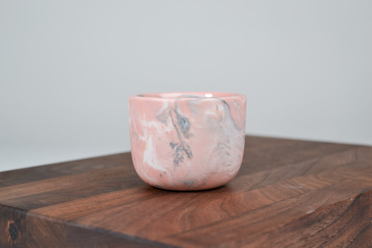 Nechte to plynout. Hrnek z růžového porcelánu - 80ml