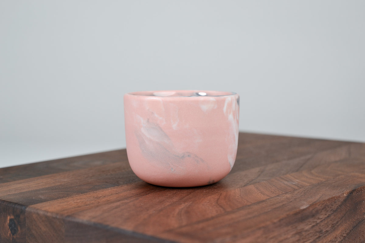 Nechte to plynout. Hrnek z růžového porcelánu - 80ml