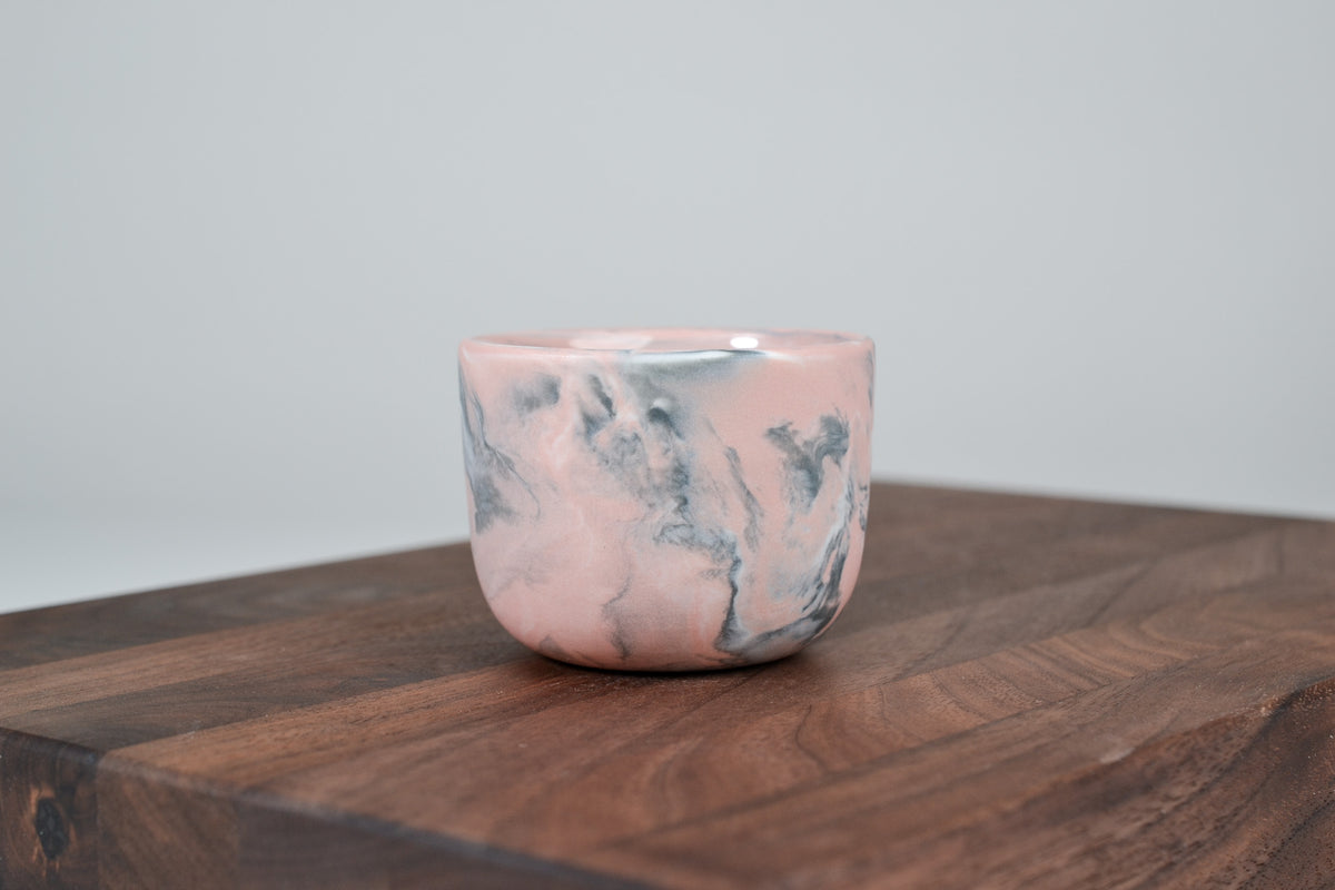 Nechte to plynout. Hrnek z růžového porcelánu - 80ml