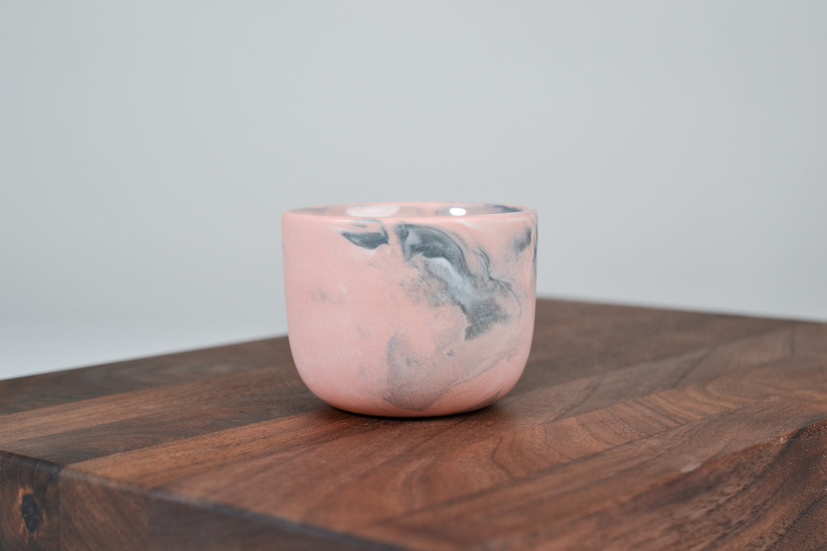 Nechte to plynout. Hrnek z růžového porcelánu - 80ml