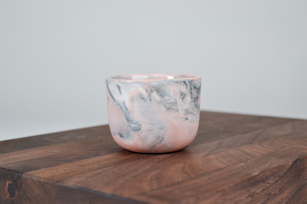 Nechte to plynout. Hrnek z růžového porcelánu - 80ml