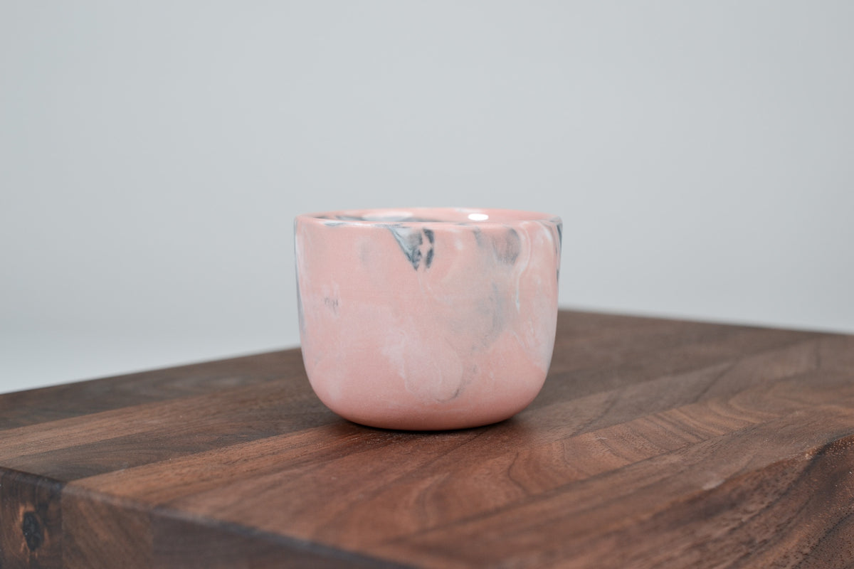 Nechte to plynout. Hrnek z růžového porcelánu - 80ml