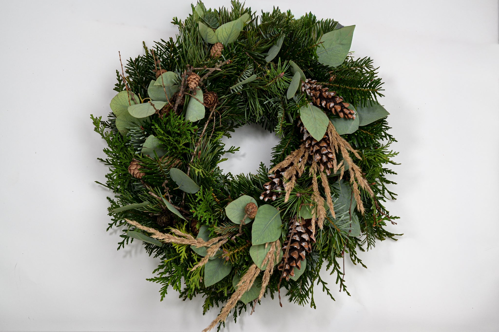 Vánoční věnec - eukalyptus a šišky