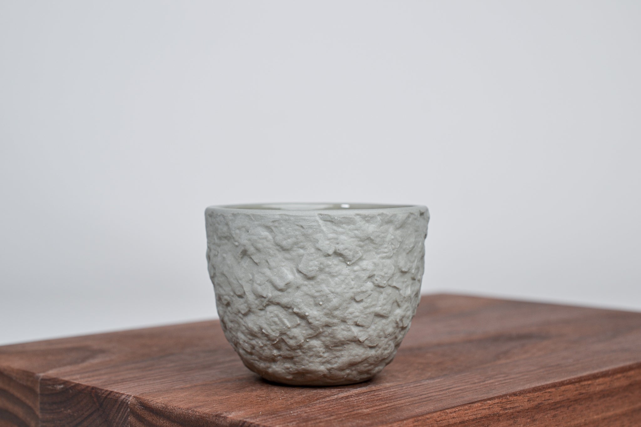 Strukturovaný kávový šálek, beton - 125 ml