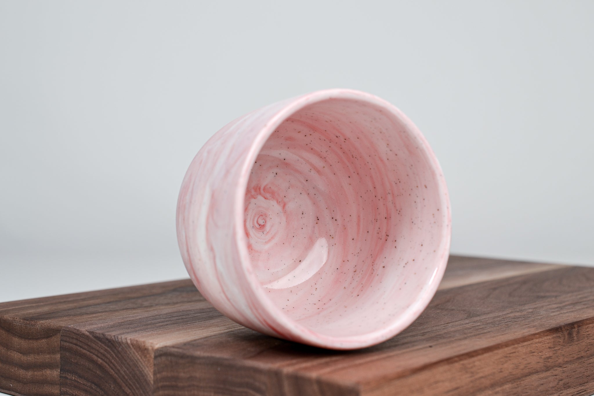 Nechte to plynout. Hrnek z růžového porcelánu - 200ml