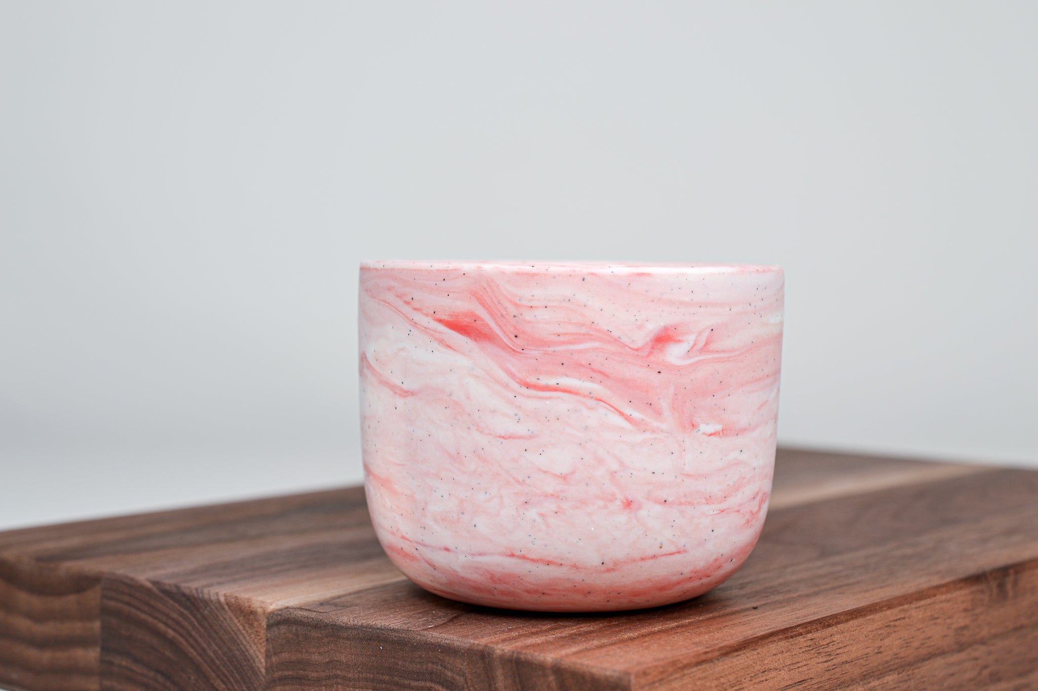 Nechte to plynout. Hrnek z růžového porcelánu - 200ml