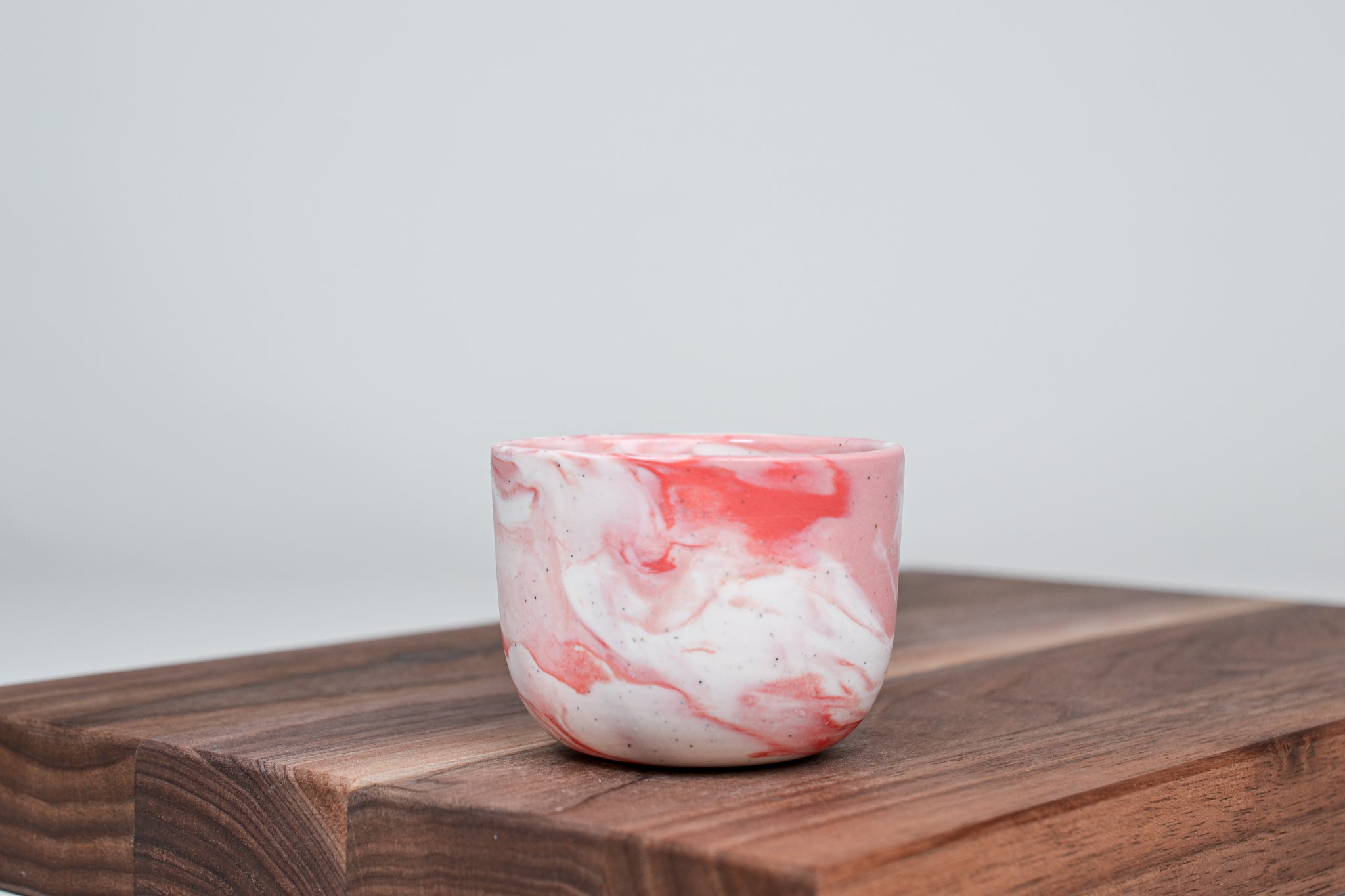 Nechte to plynout. Hrnek z růžového porcelánu - 80ml