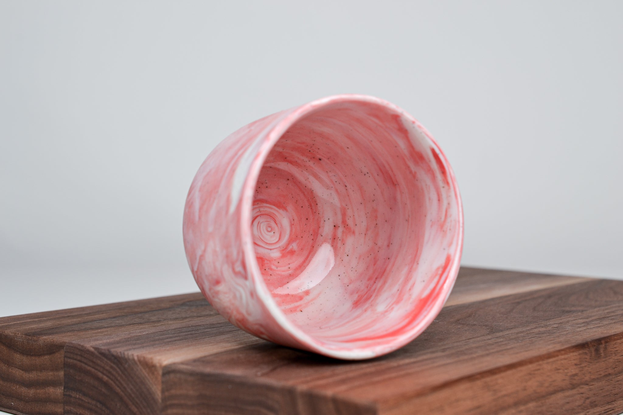 Nechte to plynout. Hrnek z růžového porcelánu - 200ml