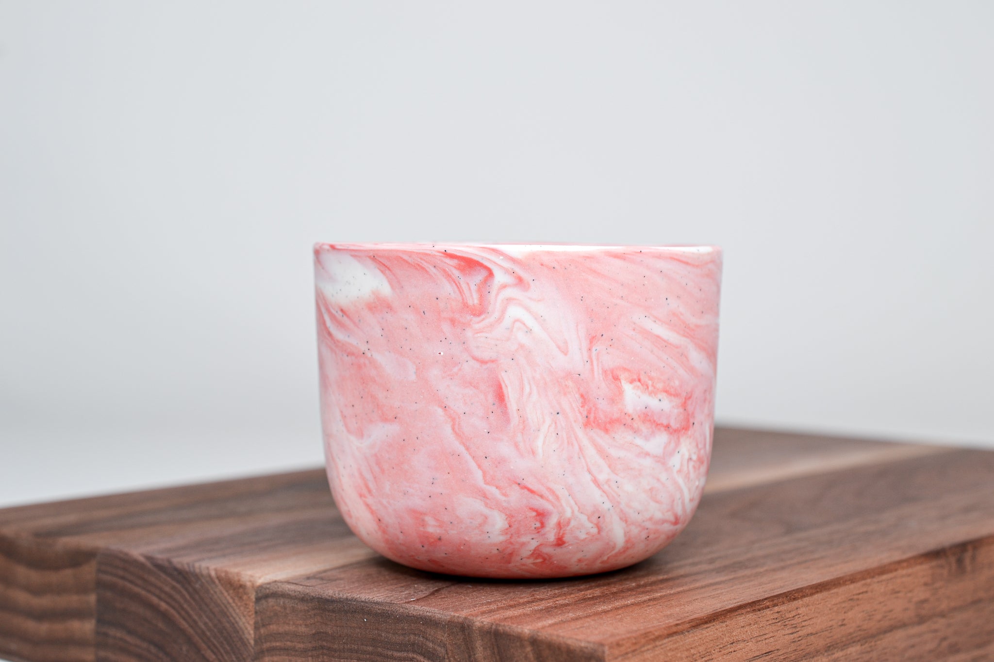 Nechte to plynout. Hrnek z růžového porcelánu - 200ml