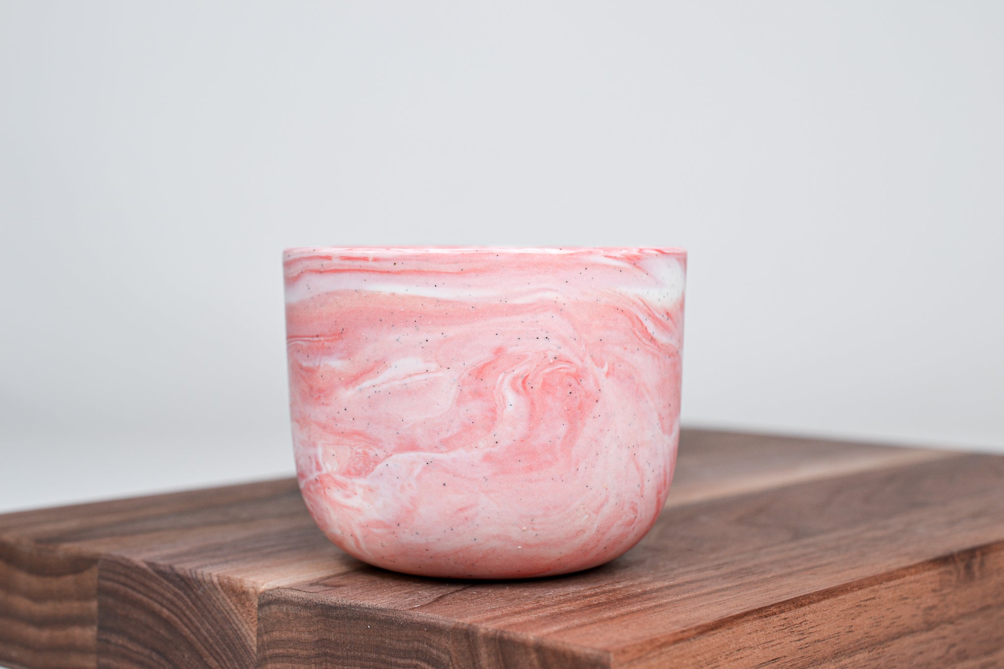 Nechte to plynout. Hrnek z růžového porcelánu - 200ml