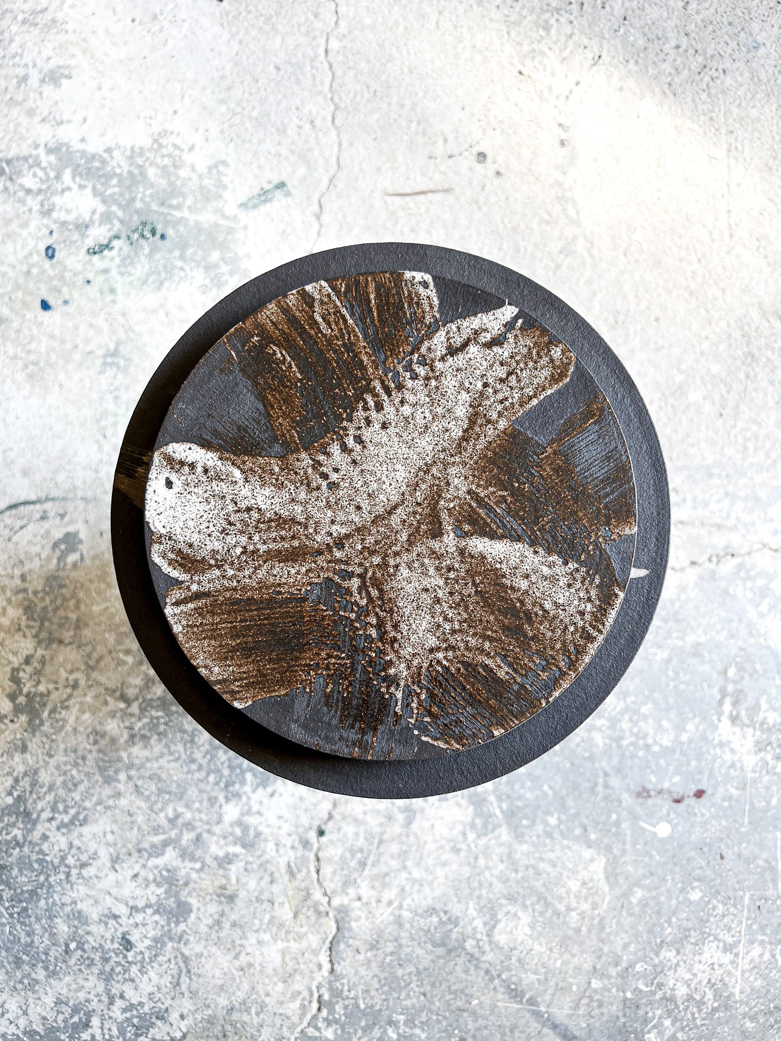 Serving flat plate with painting