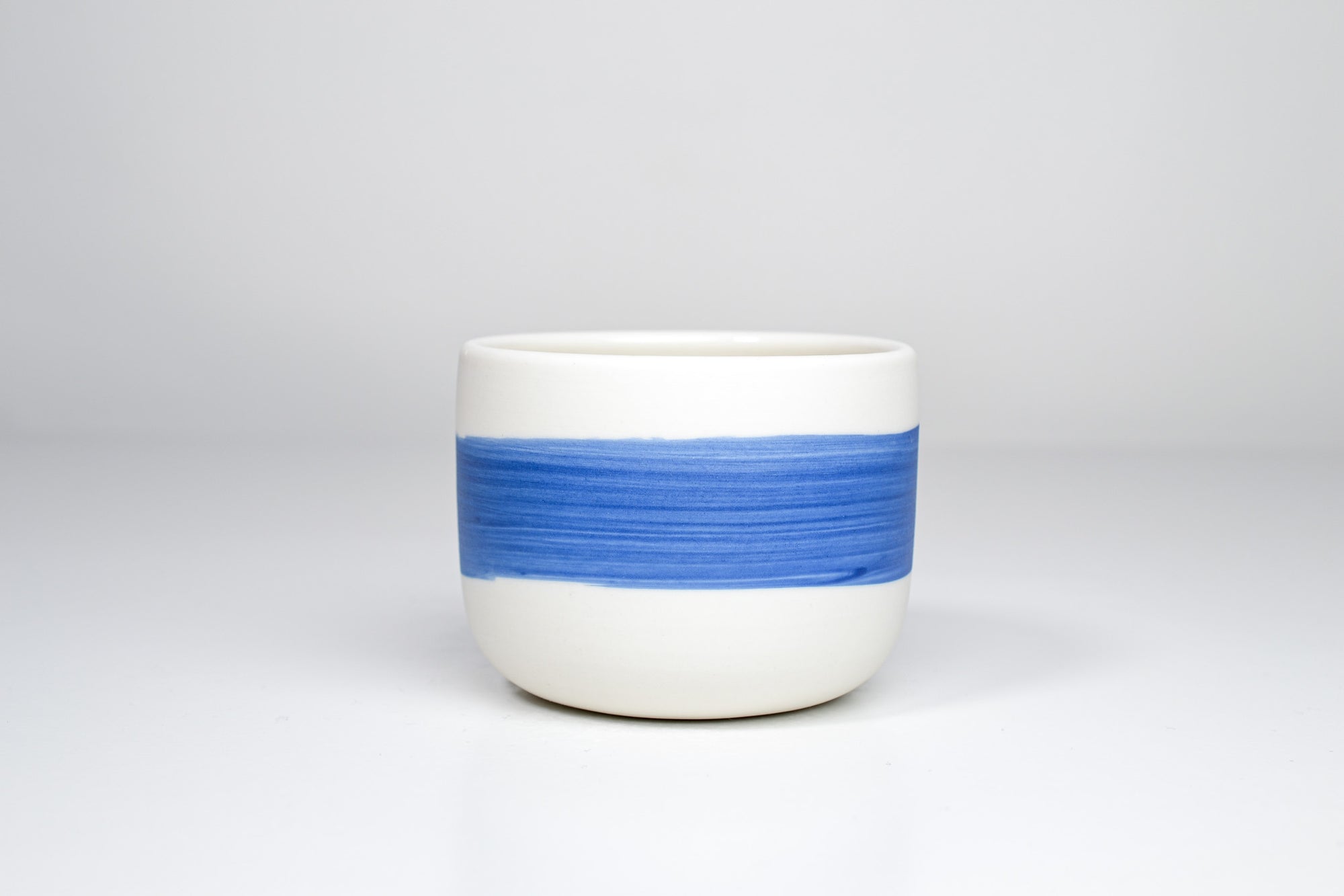 Simple cup, blue line