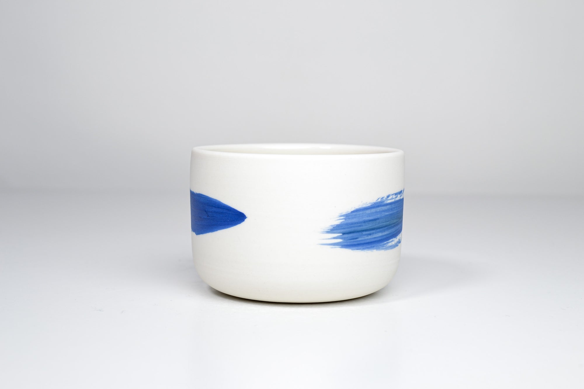 Simple cup, blue line