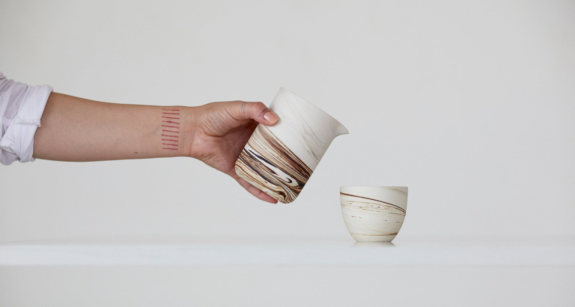 bisqit porcelánový šálek a nálevka