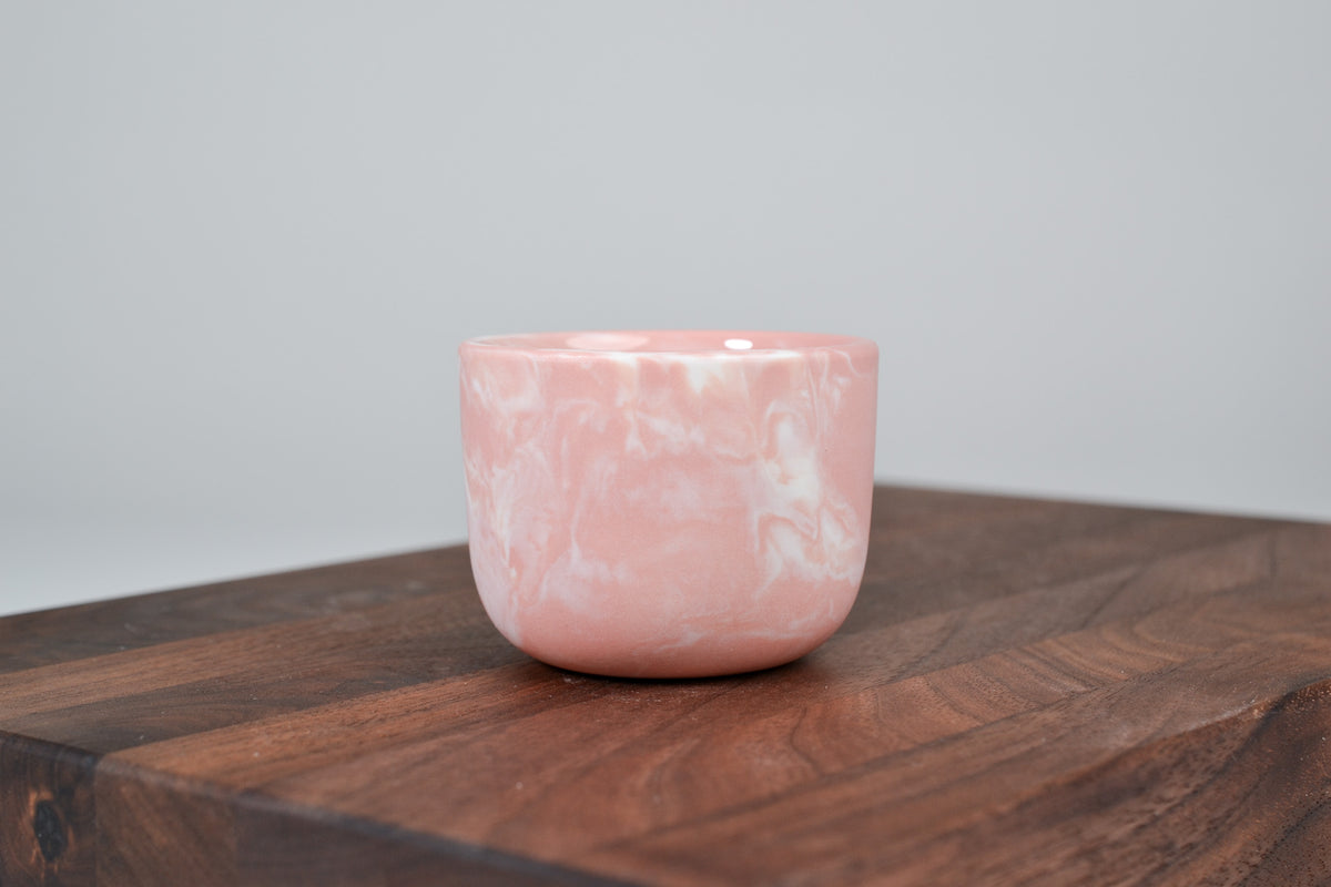 Nechte to plynout. Hrnek z růžového porcelánu - 80ml