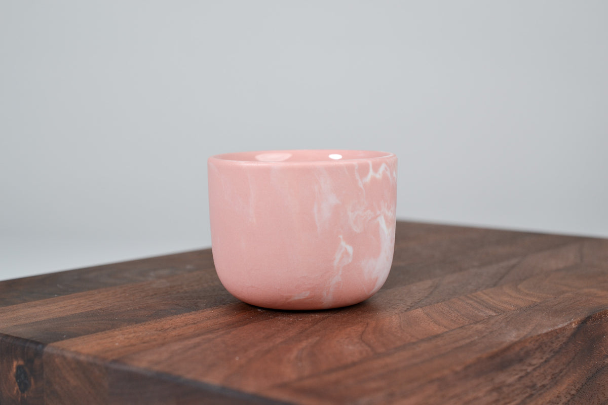 Nechte to plynout. Hrnek z růžového porcelánu - 80ml