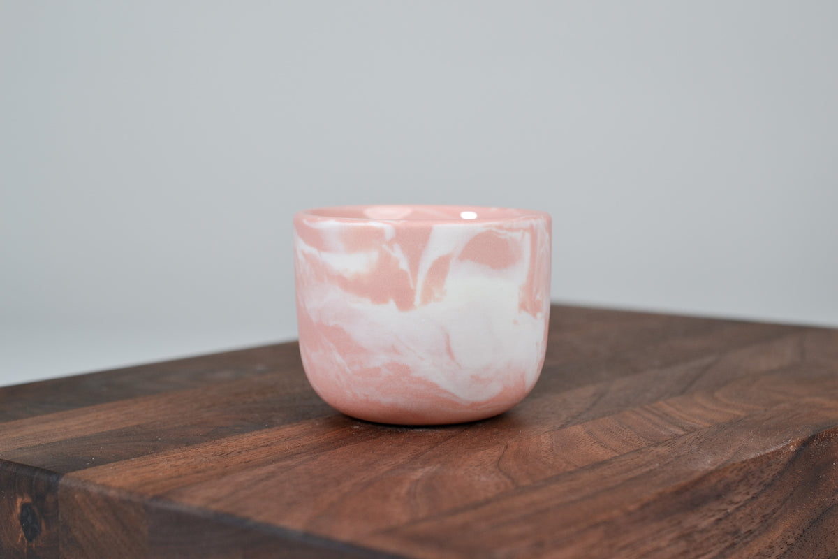 Nechte to plynout. Hrnek z růžového porcelánu - 80ml