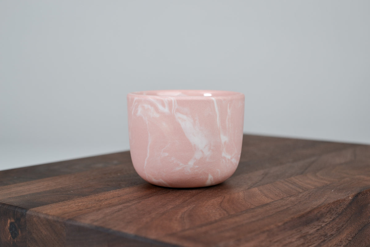 Nechte to plynout. Hrnek z růžového porcelánu - 80ml