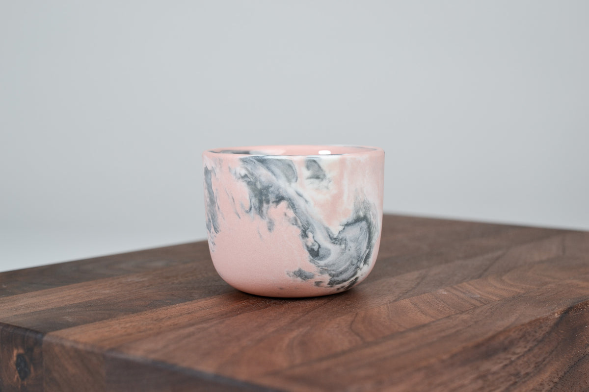 Nechte to plynout. Hrnek z růžového porcelánu - 80ml