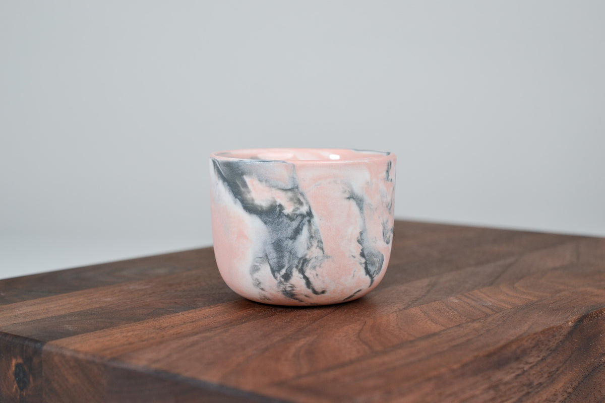 Nechte to plynout. Hrnek z růžového porcelánu - 80ml