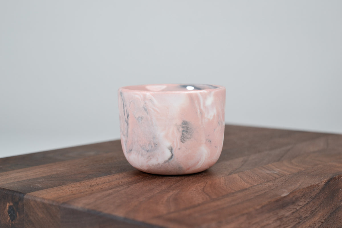 Nechte to plynout. Hrnek z růžového porcelánu - 80ml