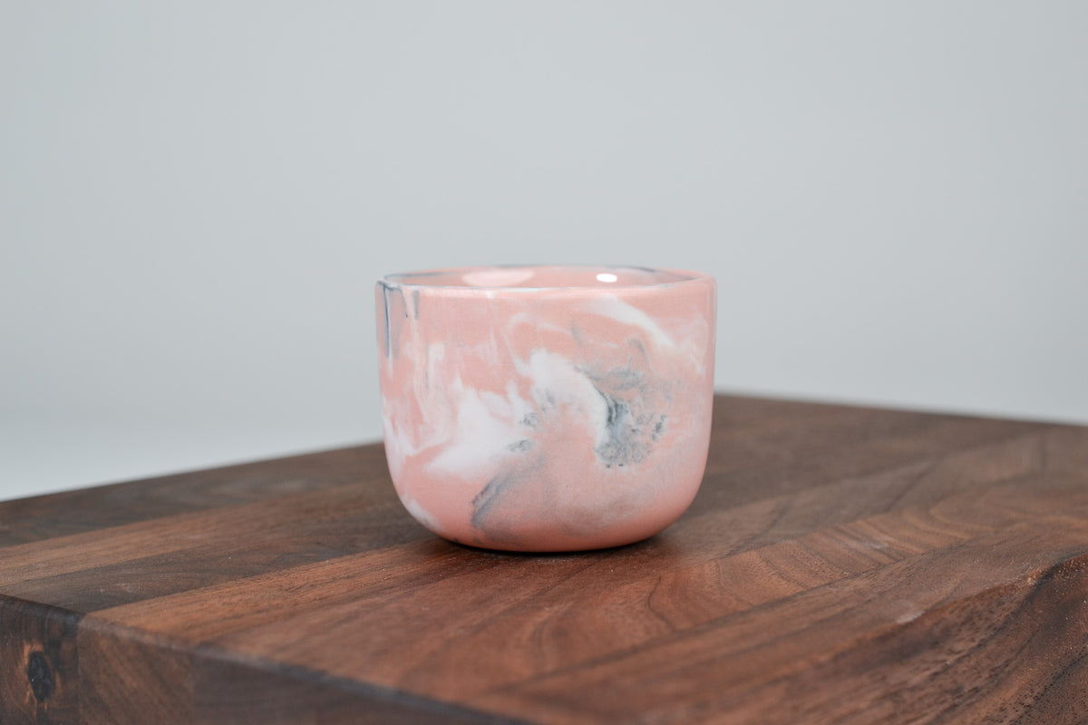Nechte to plynout. Hrnek z růžového porcelánu - 80ml