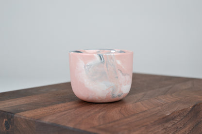 Nechte to plynout. Hrnek z růžového porcelánu - 80ml