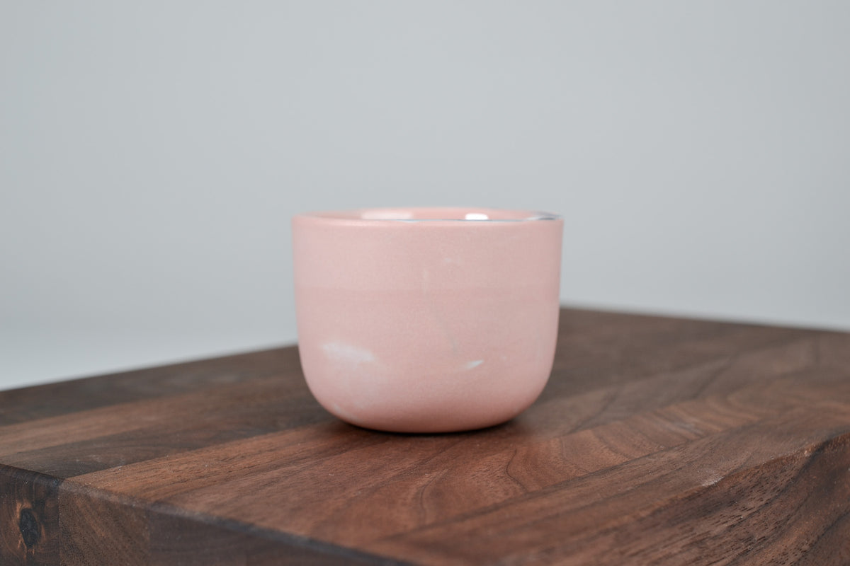 Nechte to plynout. Hrnek z růžového porcelánu - 80ml