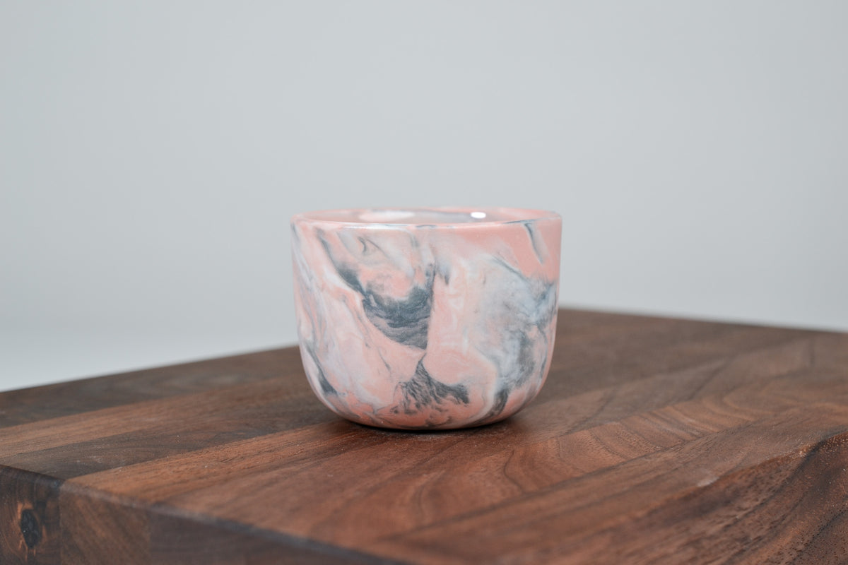 Nechte to plynout. Hrnek z růžového porcelánu - 80ml