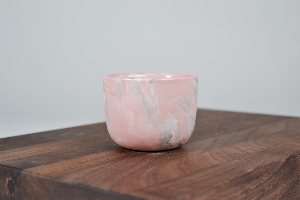 Nechte to plynout. Hrnek z růžového porcelánu - 80ml