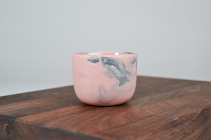 Nechte to plynout. Hrnek z růžového porcelánu - 80ml