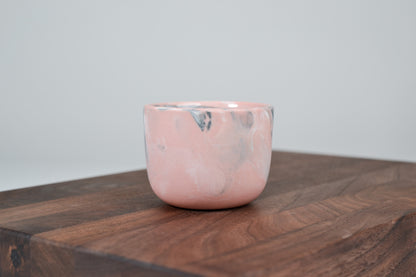 Nechte to plynout. Hrnek z růžového porcelánu - 80ml