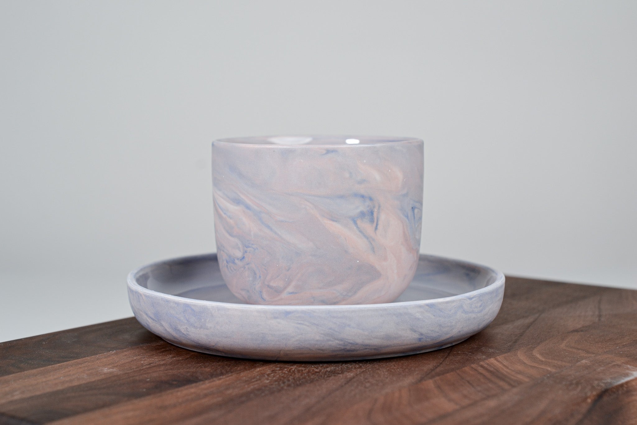 Podšálek z porcelánu - Flow - červánkový
