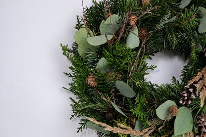 Vánoční věnec - eukalyptus a šišky