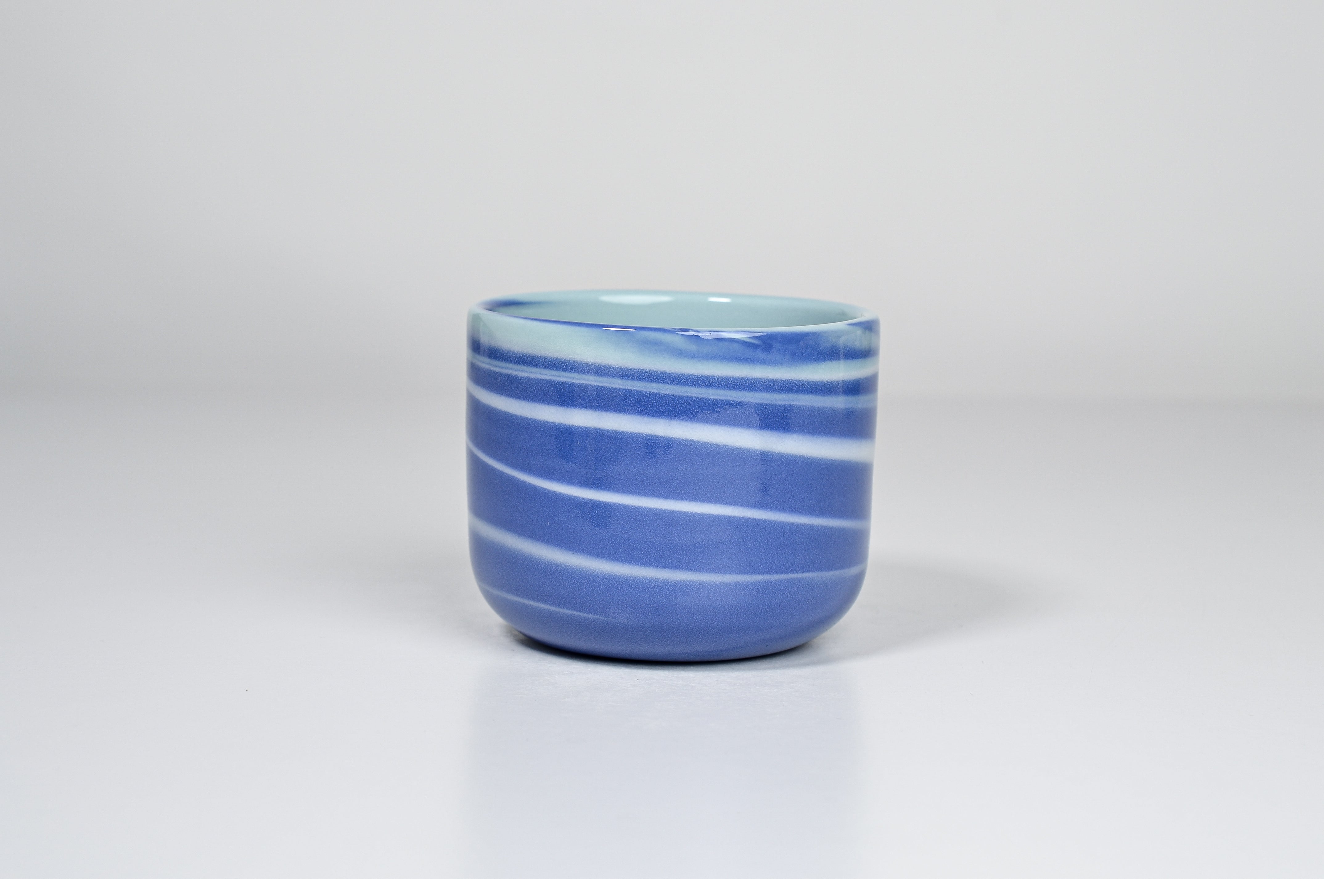 Let it flow. Porcelain cup. 190ml glossy version