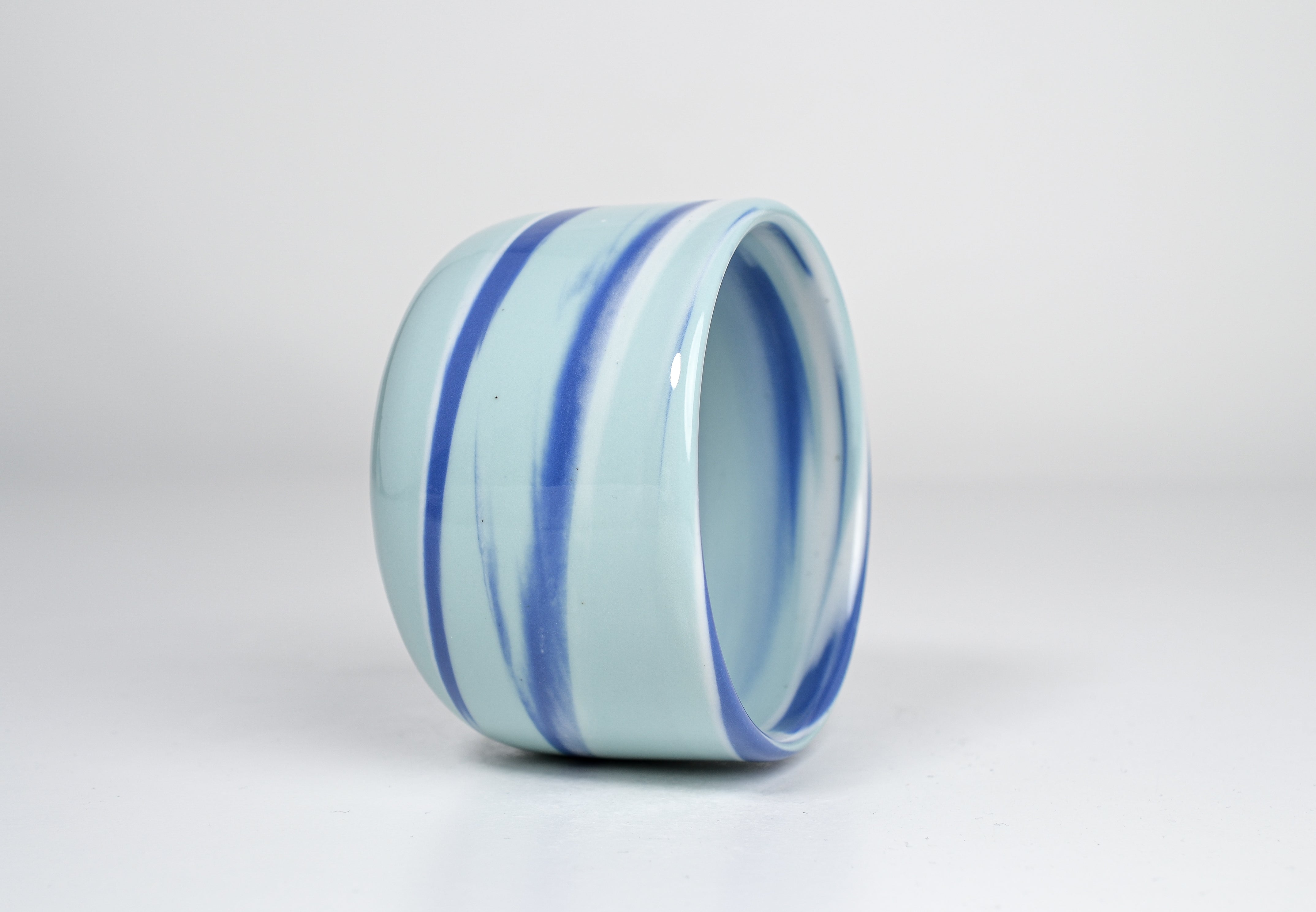 Let it flow. Porcelain cup. 300ml glossy version