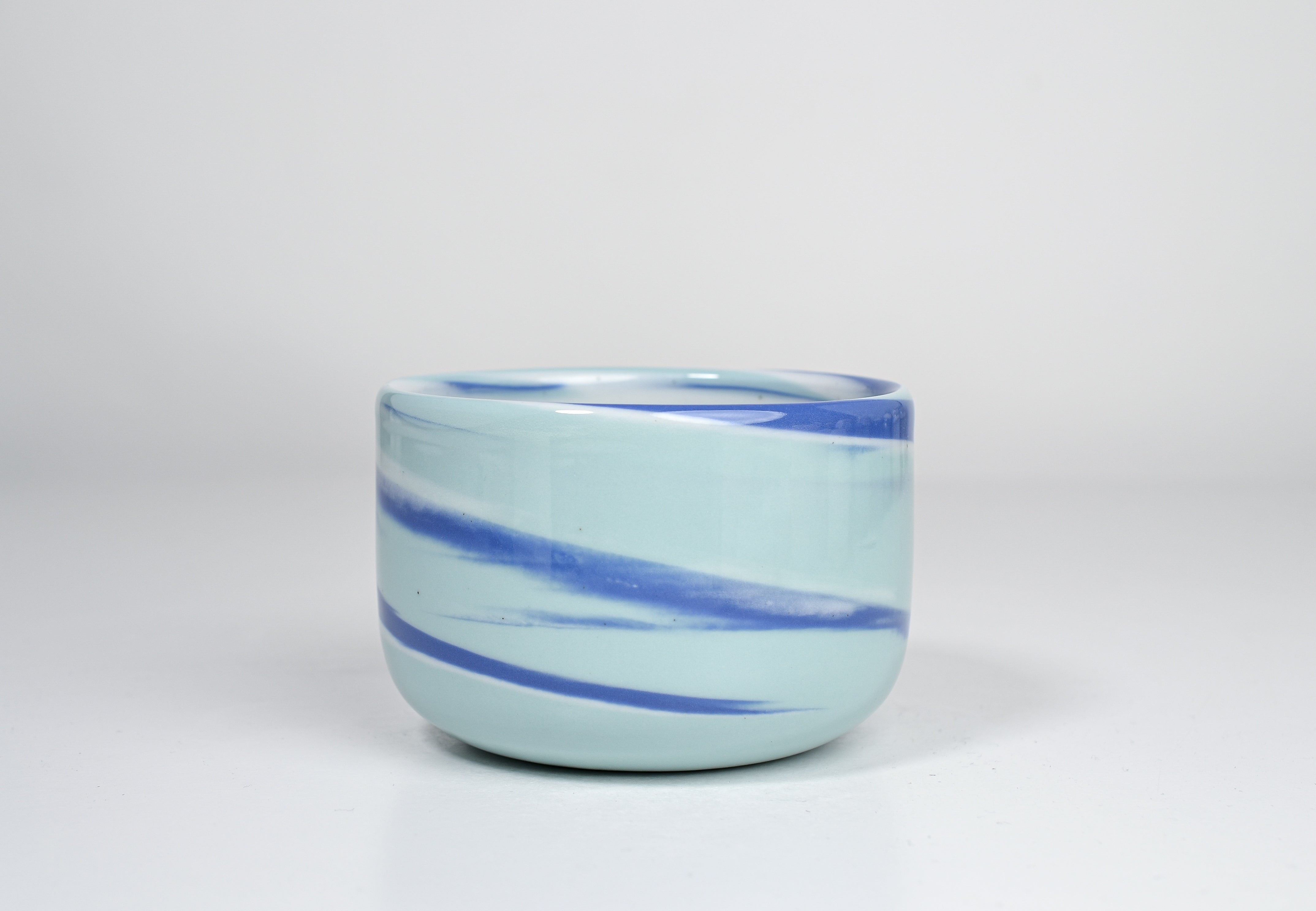 Let it flow. Porcelain cup. 300ml glossy version