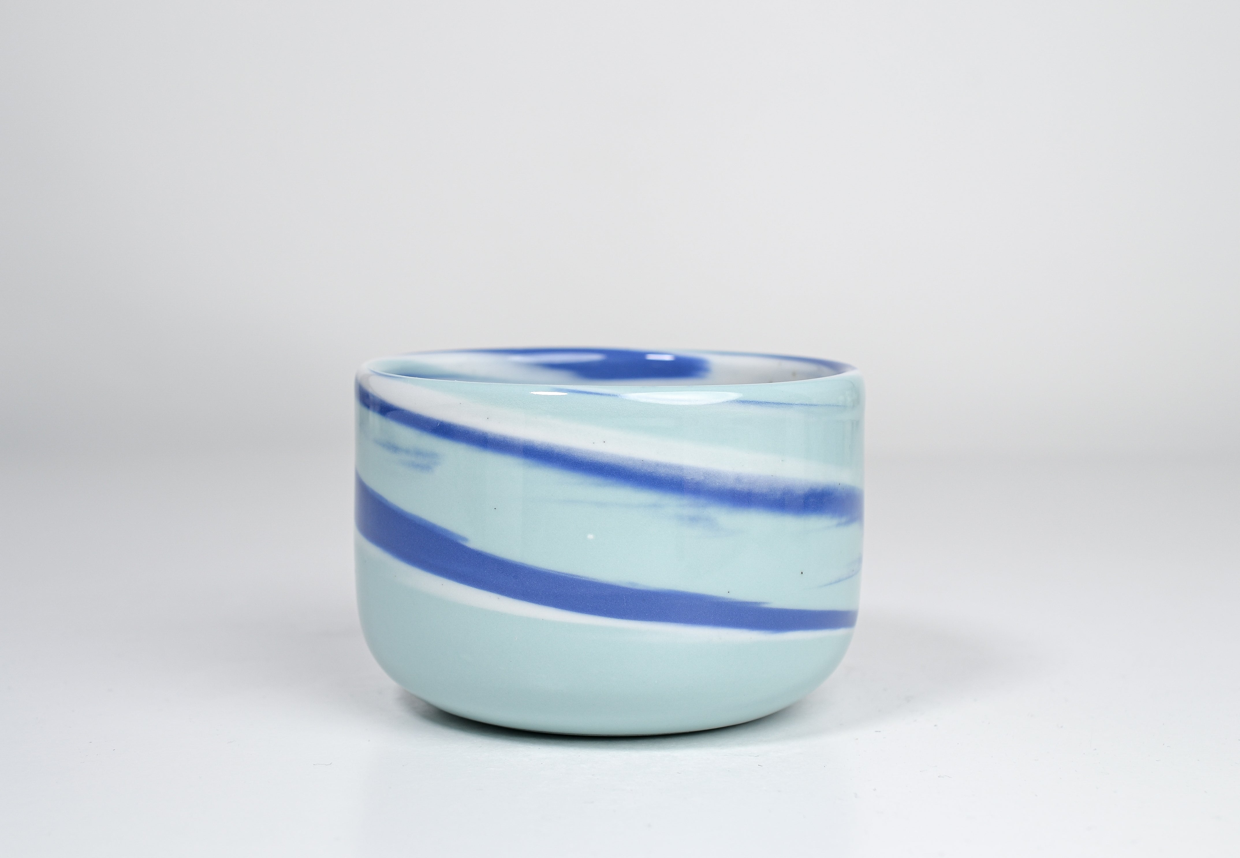 Let it flow. Porcelain cup. 300ml glossy version