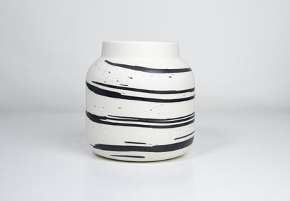 Simple vase, porcelain with black lines 