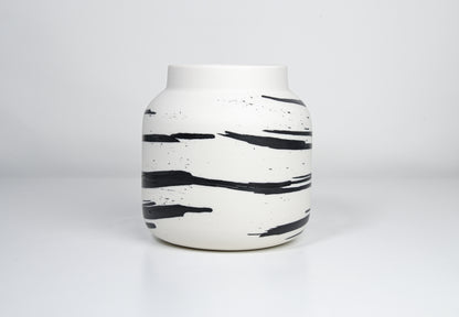 Simple vase, porcelain with black lines 
