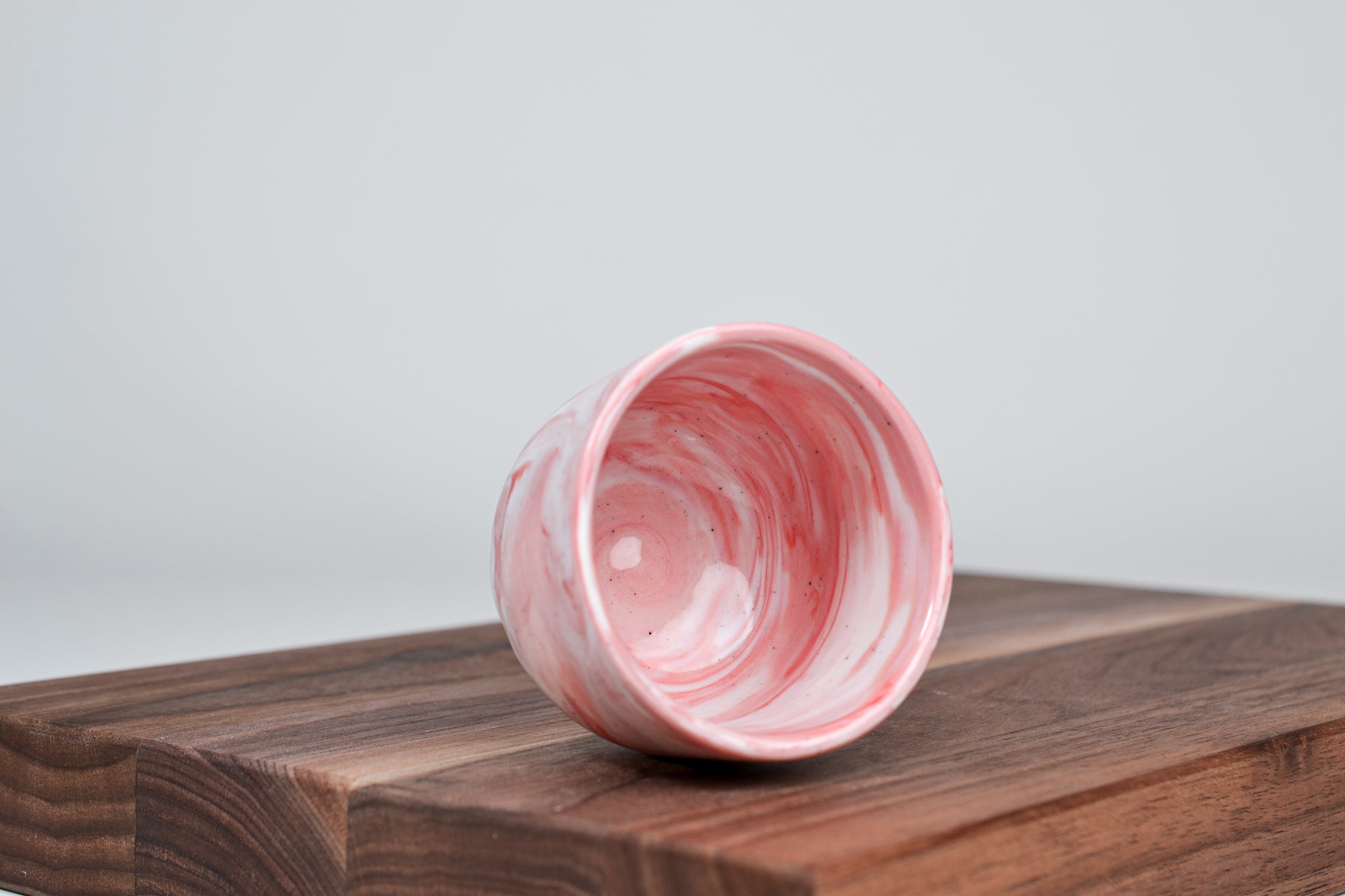 Nechte to plynout. Hrnek z růžového porcelánu - 80ml