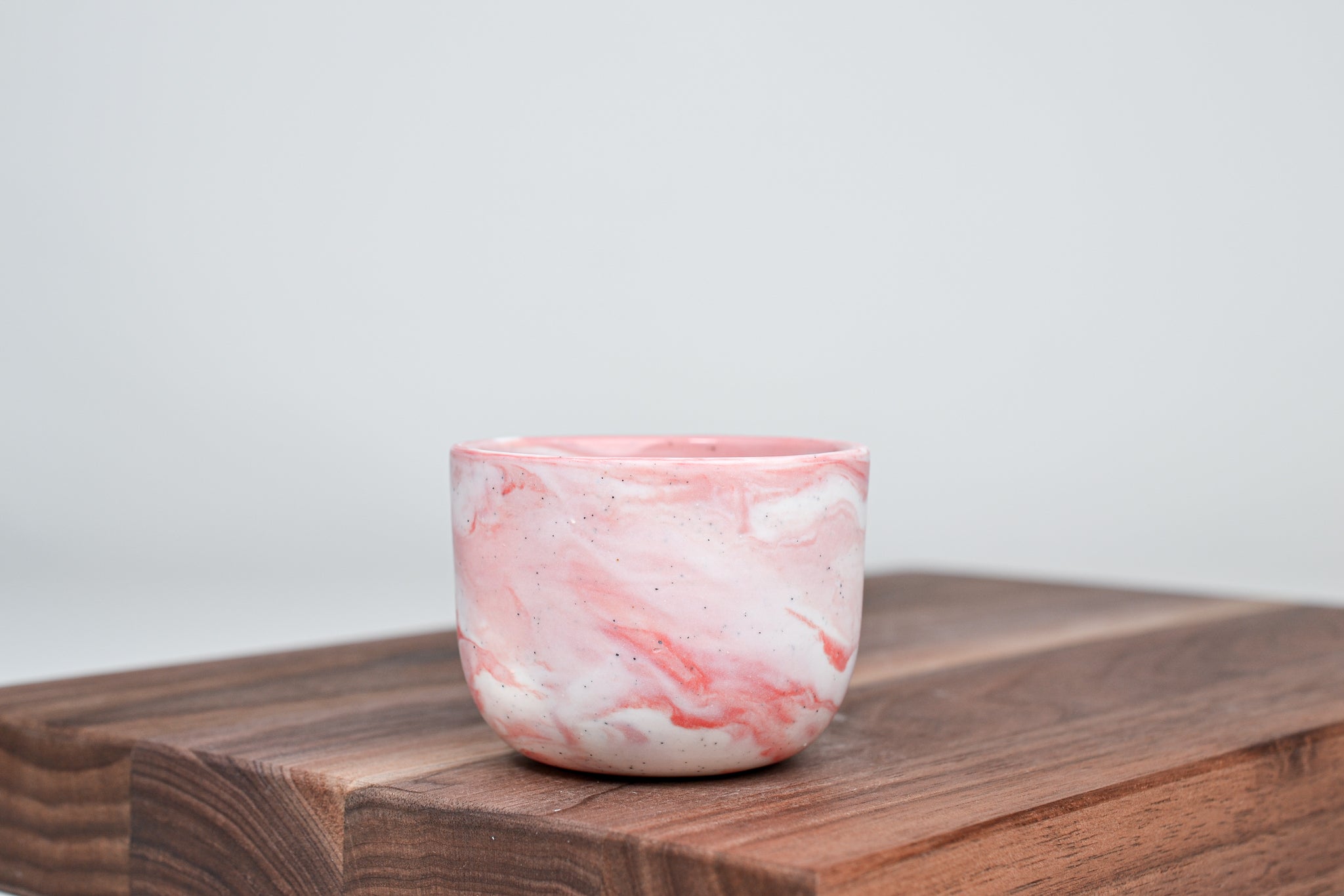 Nechte to plynout. Hrnek z růžového porcelánu - 80ml