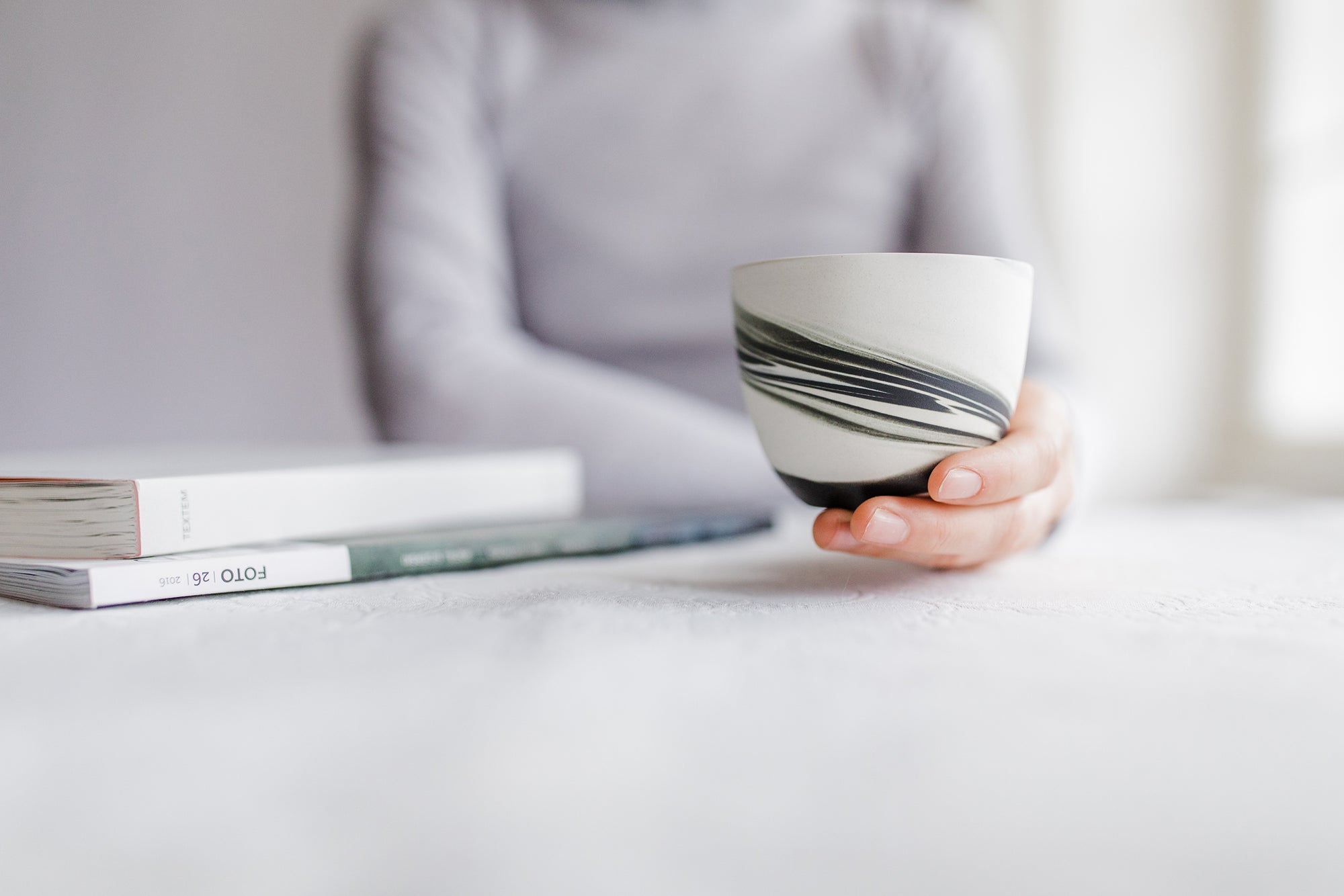 Smoke cup, white with black