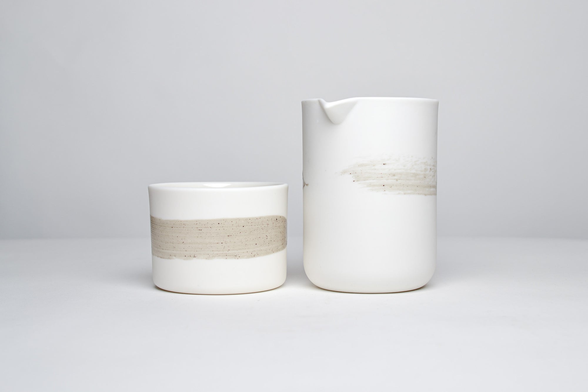 Simple jug with cup, ash gray line