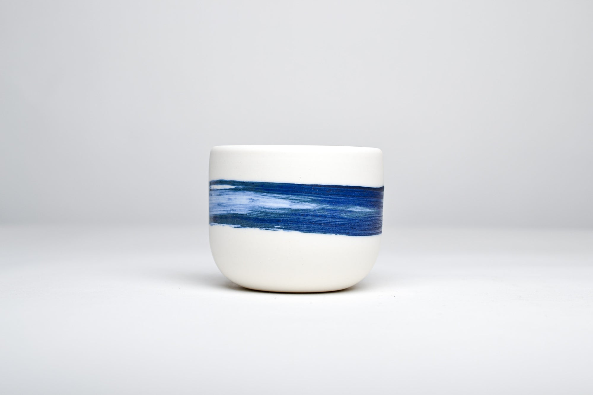Simple cup, blue line