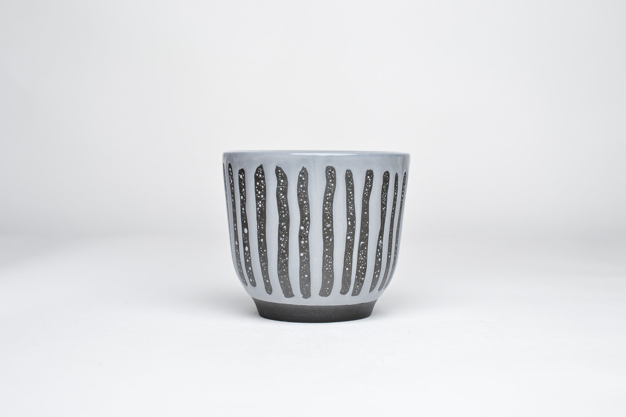 Mercury cup, gray stripes