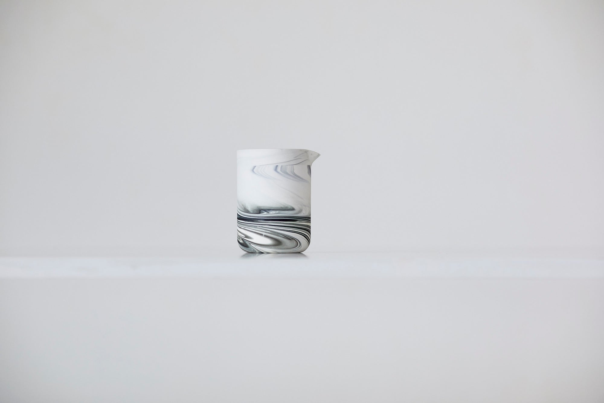 specialty jug 300ml - white&black